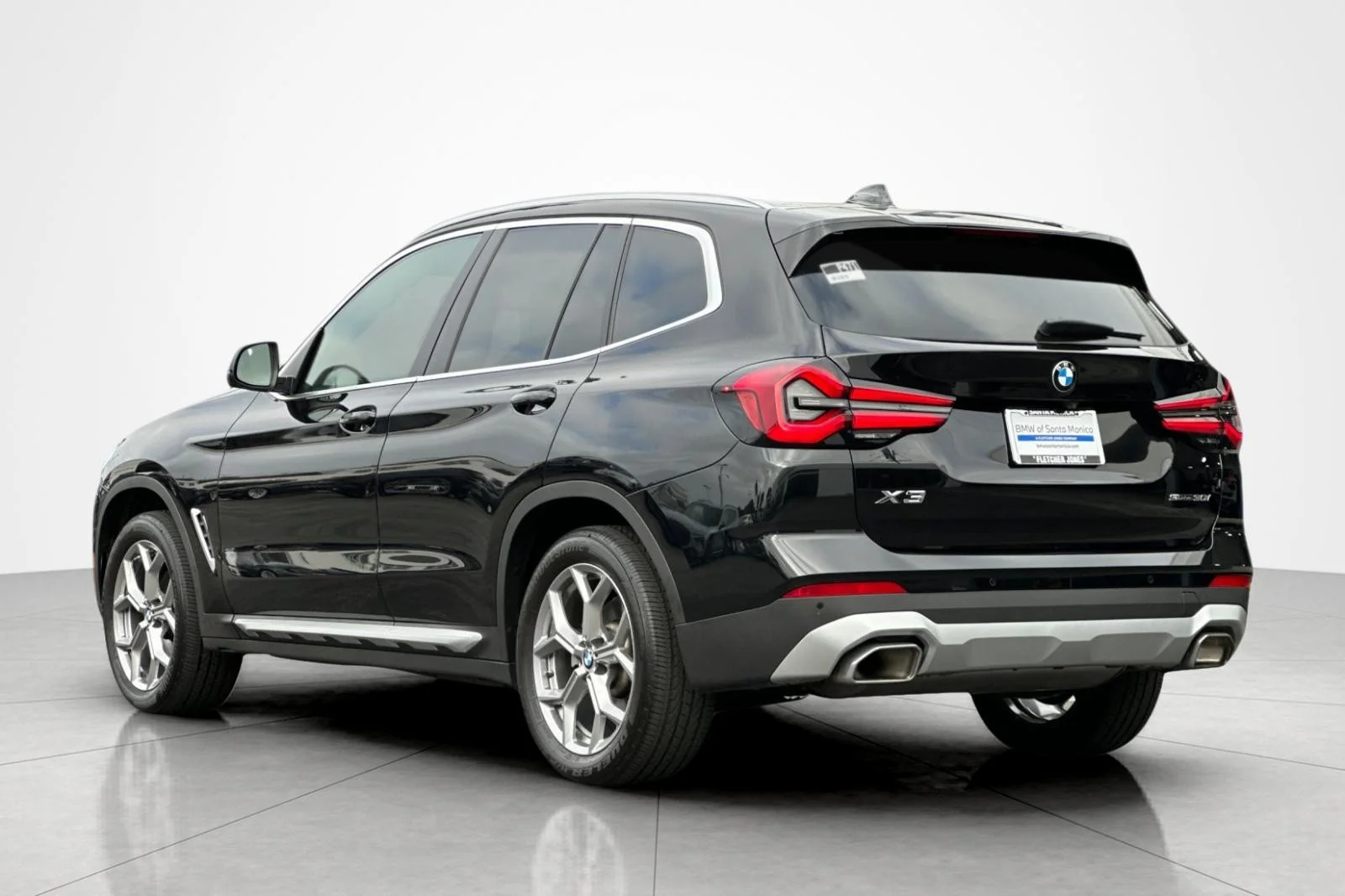 Used 2023 Black Sapphire Metallic BMW sDrive30i image 3