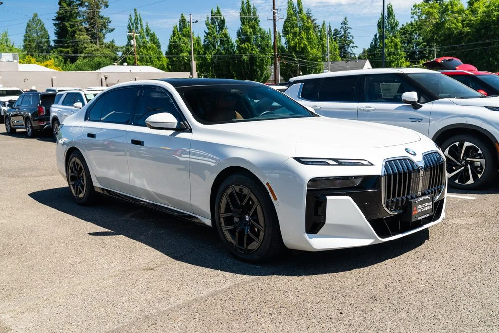Used 2025 White BMW 740i xDrive image 1