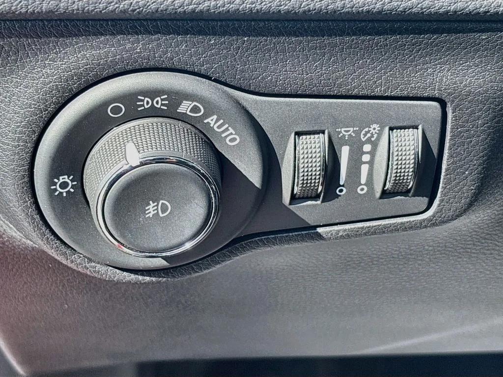 Used 2019 Red Jeep Latitude image 29