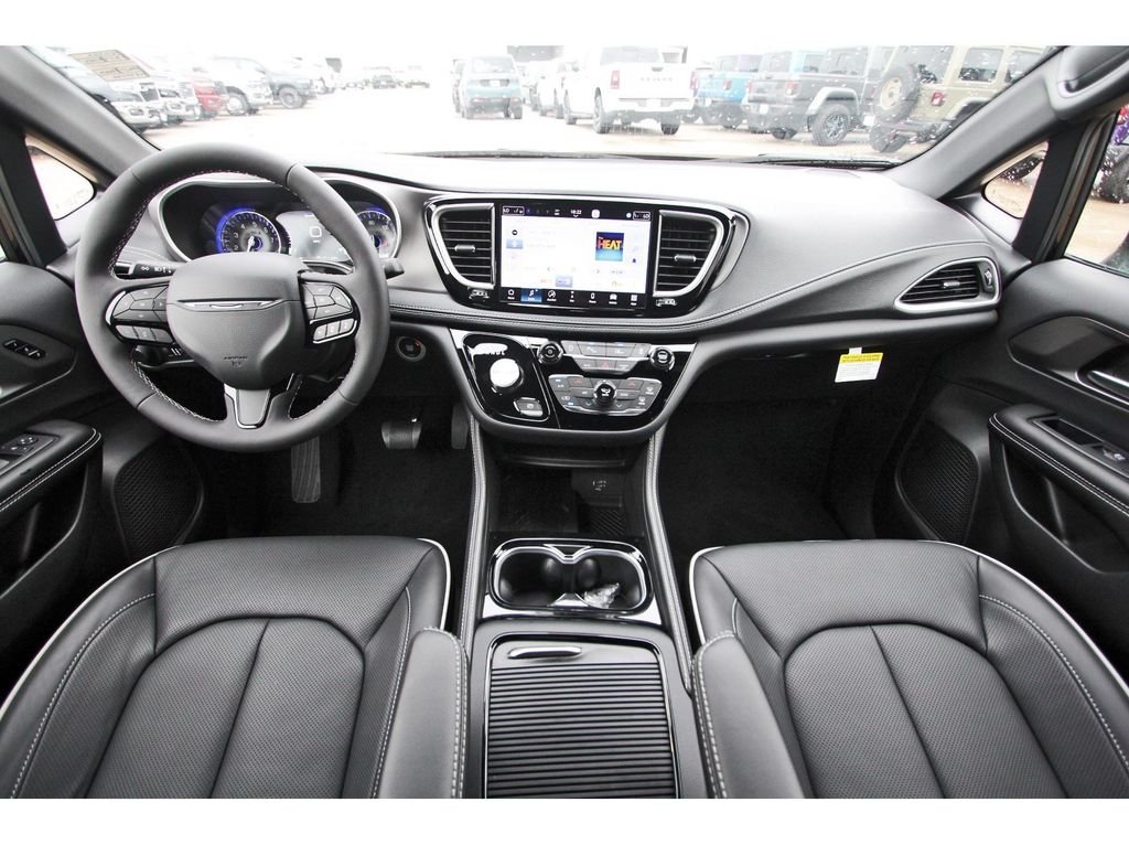 New 2027 Diamond Black Crystal Pearl-Coat Exterior Paint Chrysler Limited image 8