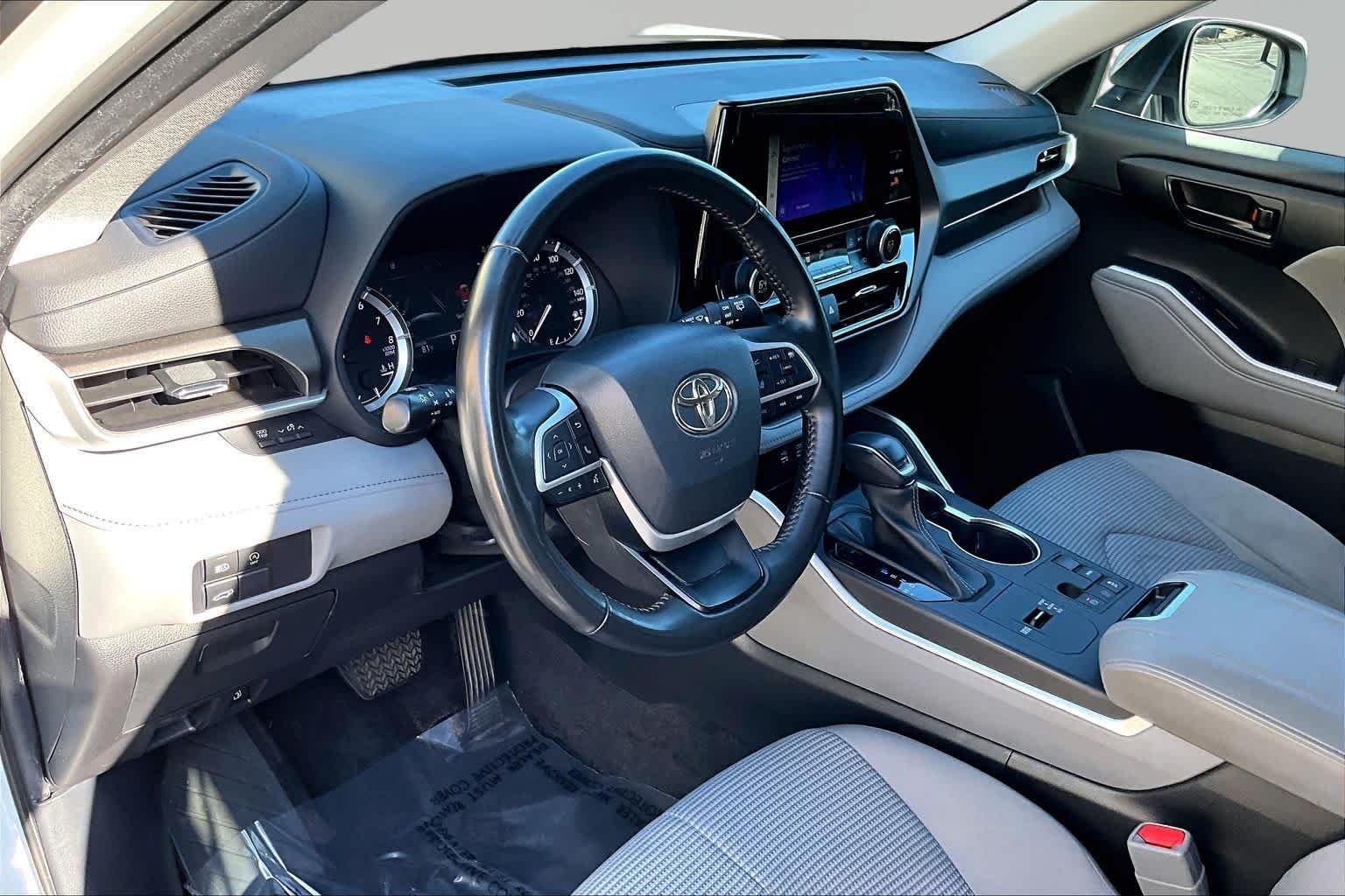 Used 2023 Wind Chill Pearl Toyota LE image 18