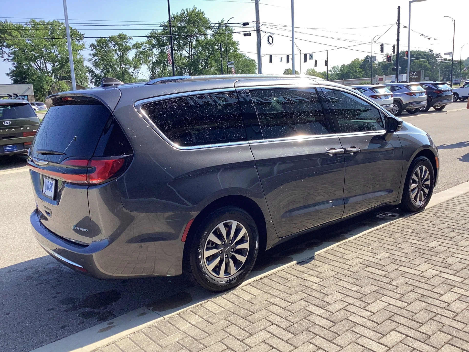 Used 2021 Granite Crystal Metallic Clear Coat Chrysler Touring L image 4