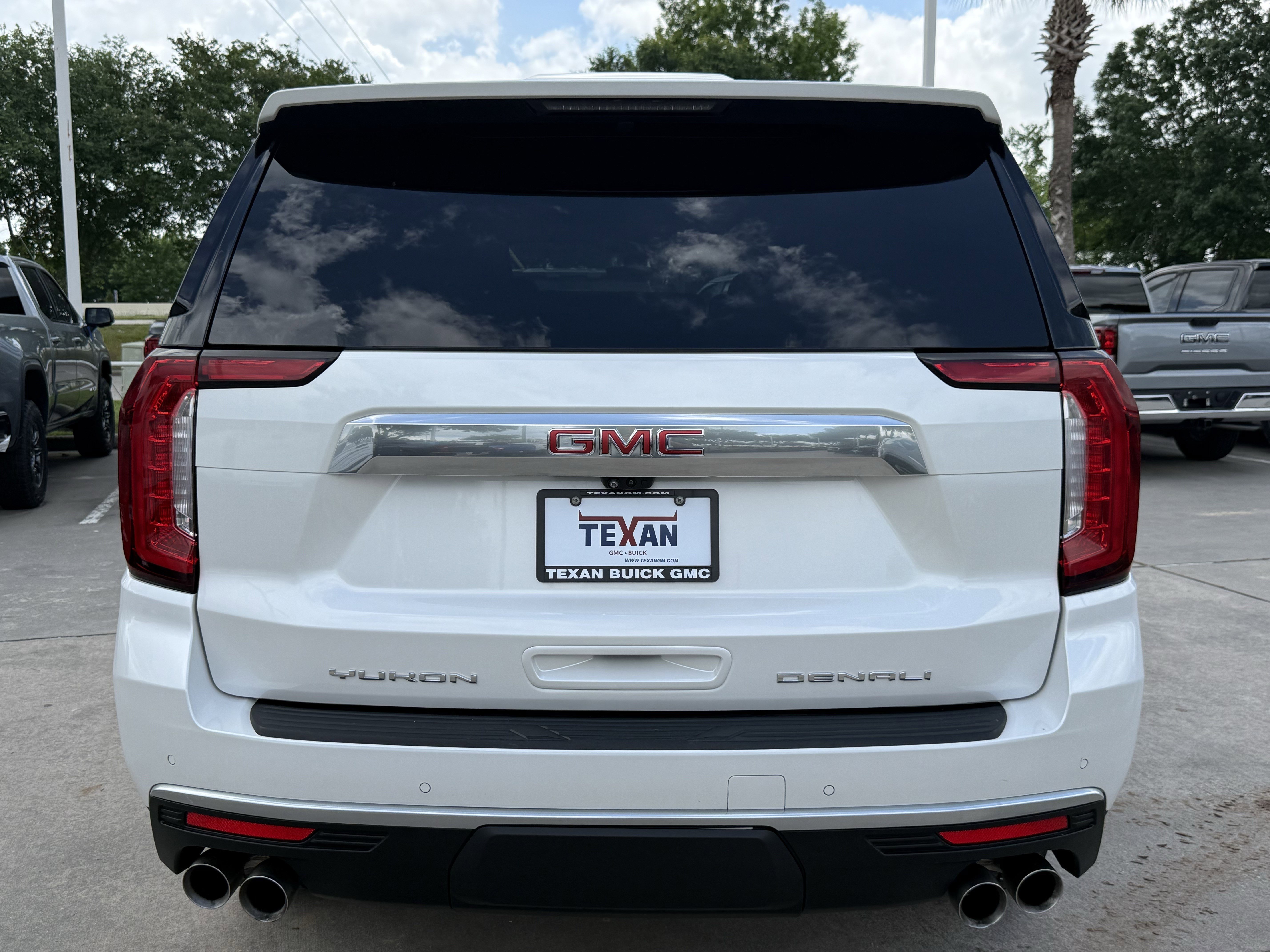 Used 2021 White Frost Tricoat GMC  image 5