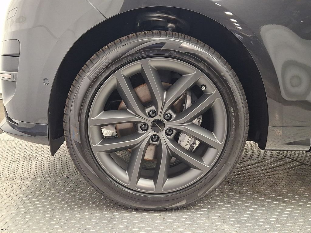 New 2026 Carpathian Grey Land Rover Dynamic SE image 5