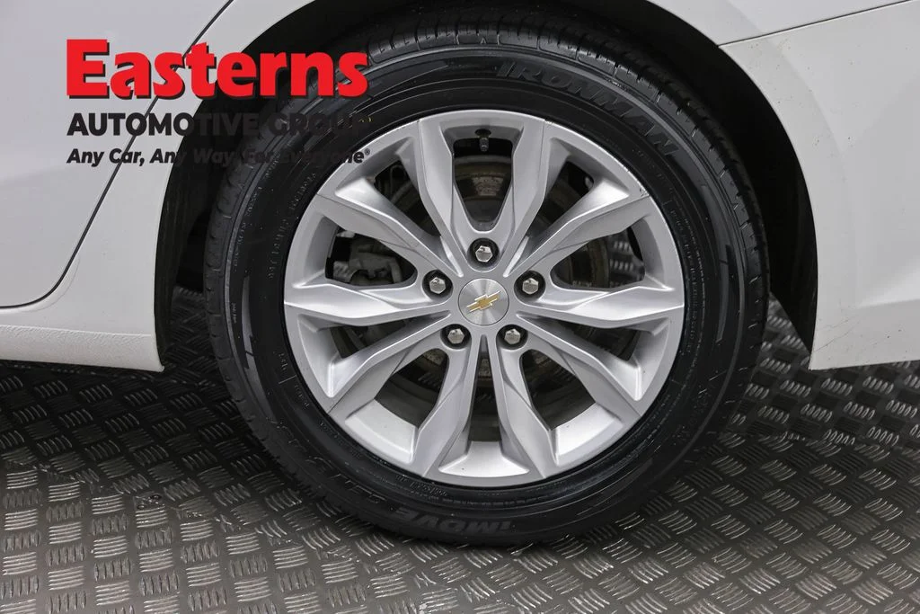 Used 2023 White Chevrolet LT image 33