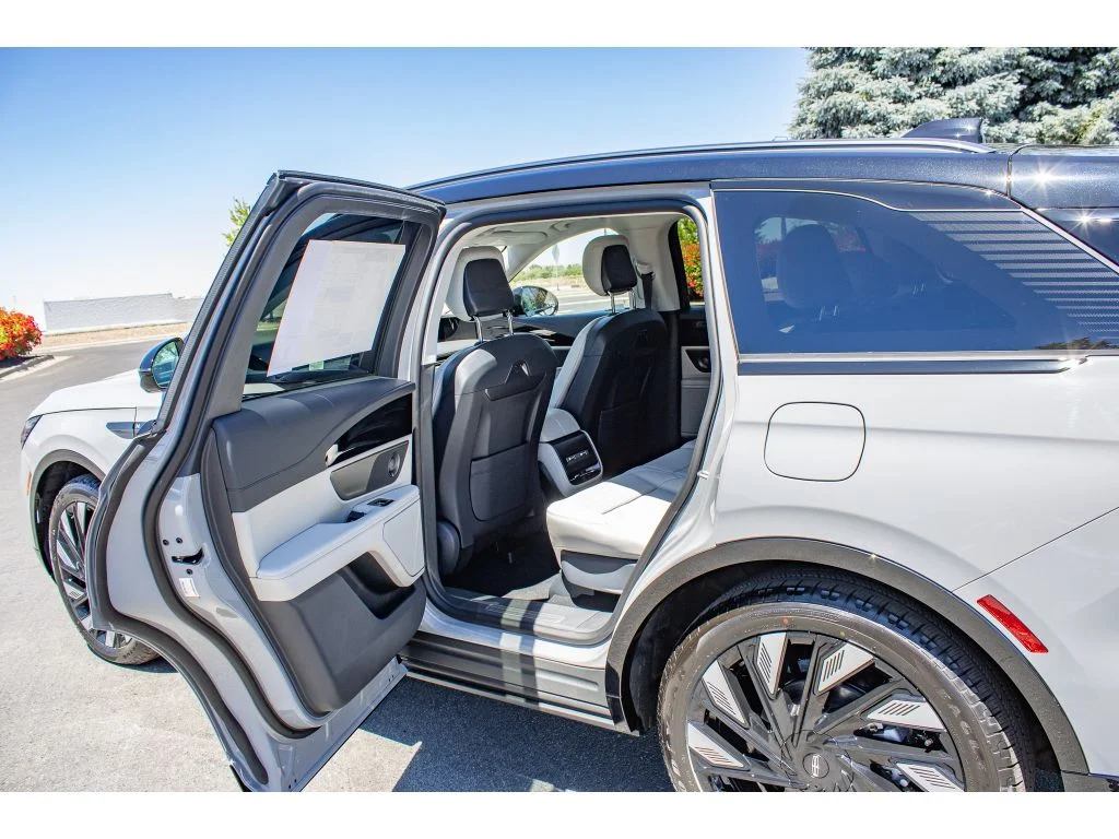 New 2026 Gray Matter Metallic Clearcoat Lincoln Reserve image 13