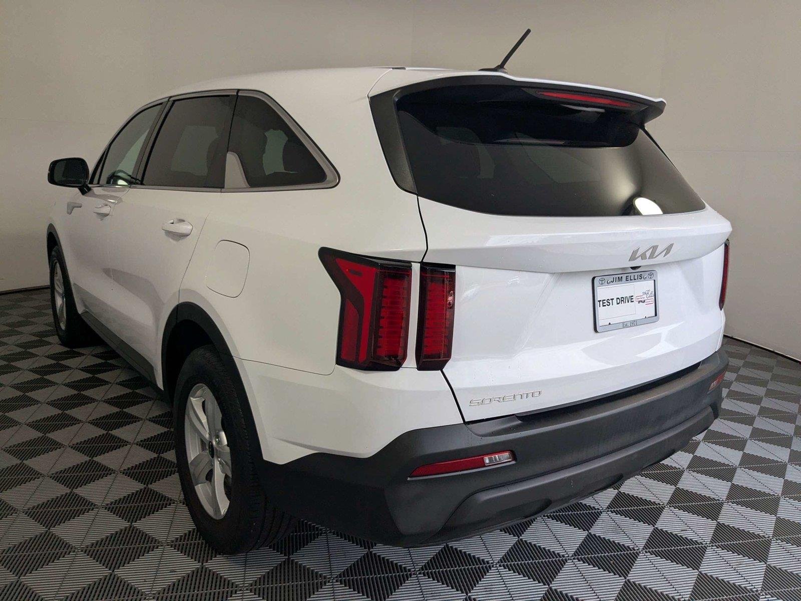 Used 2023 Glacial White Pearl Kia LX image 7
