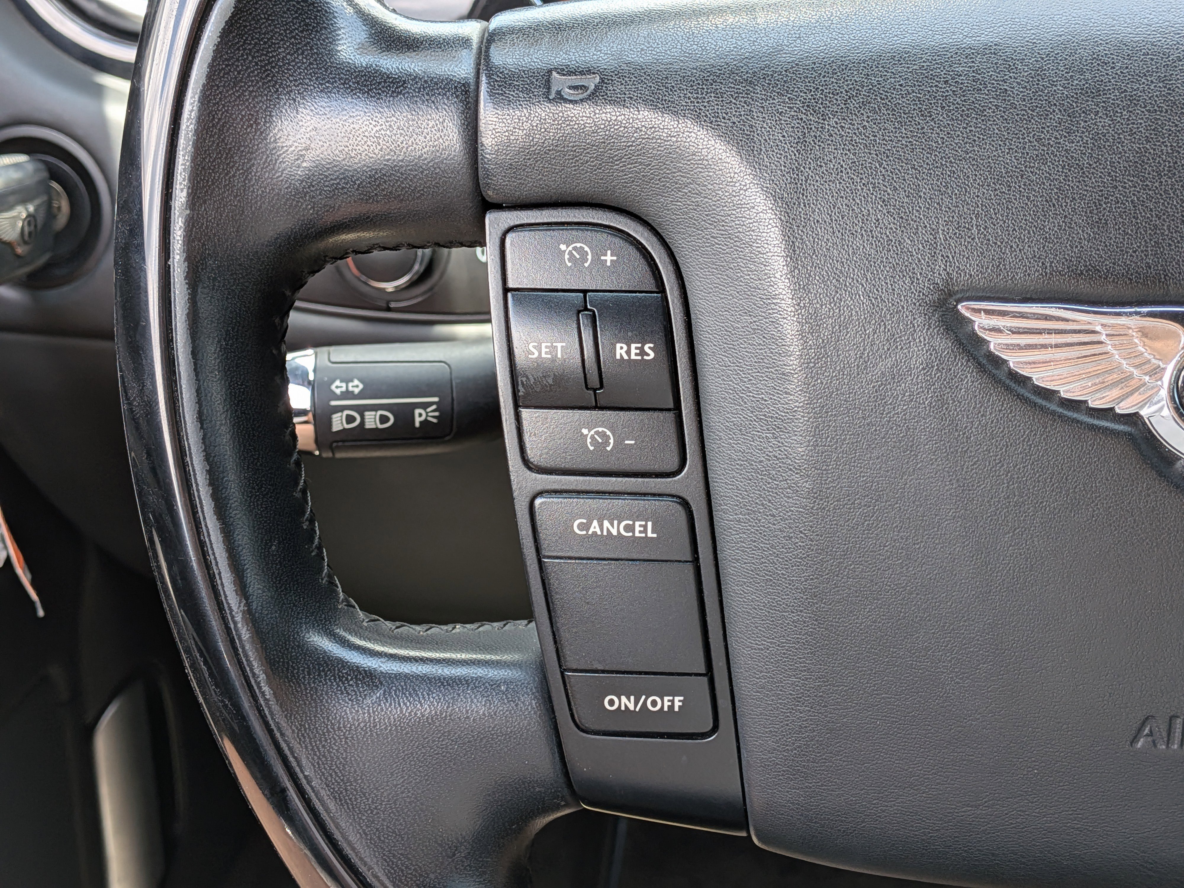 Used 2009 Glacier White Bentley Base image 23