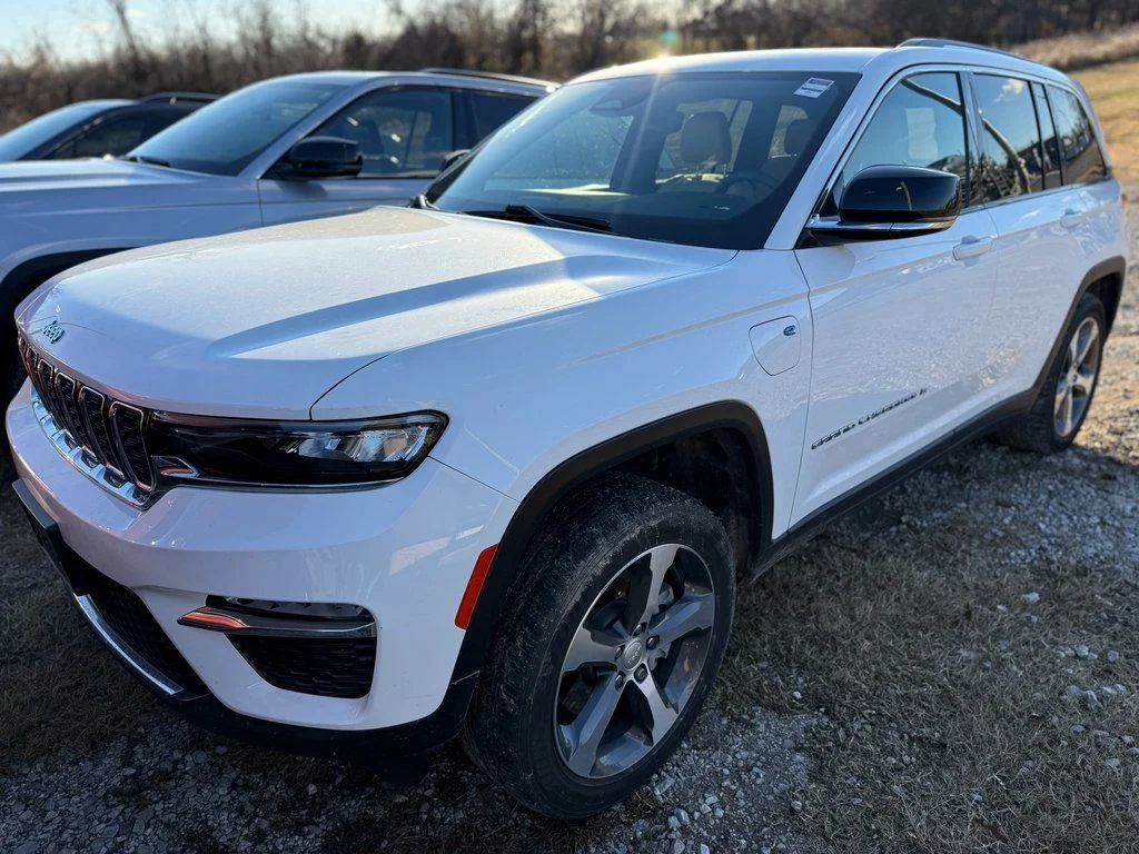 Used 2022 White Jeep 4xe image 25