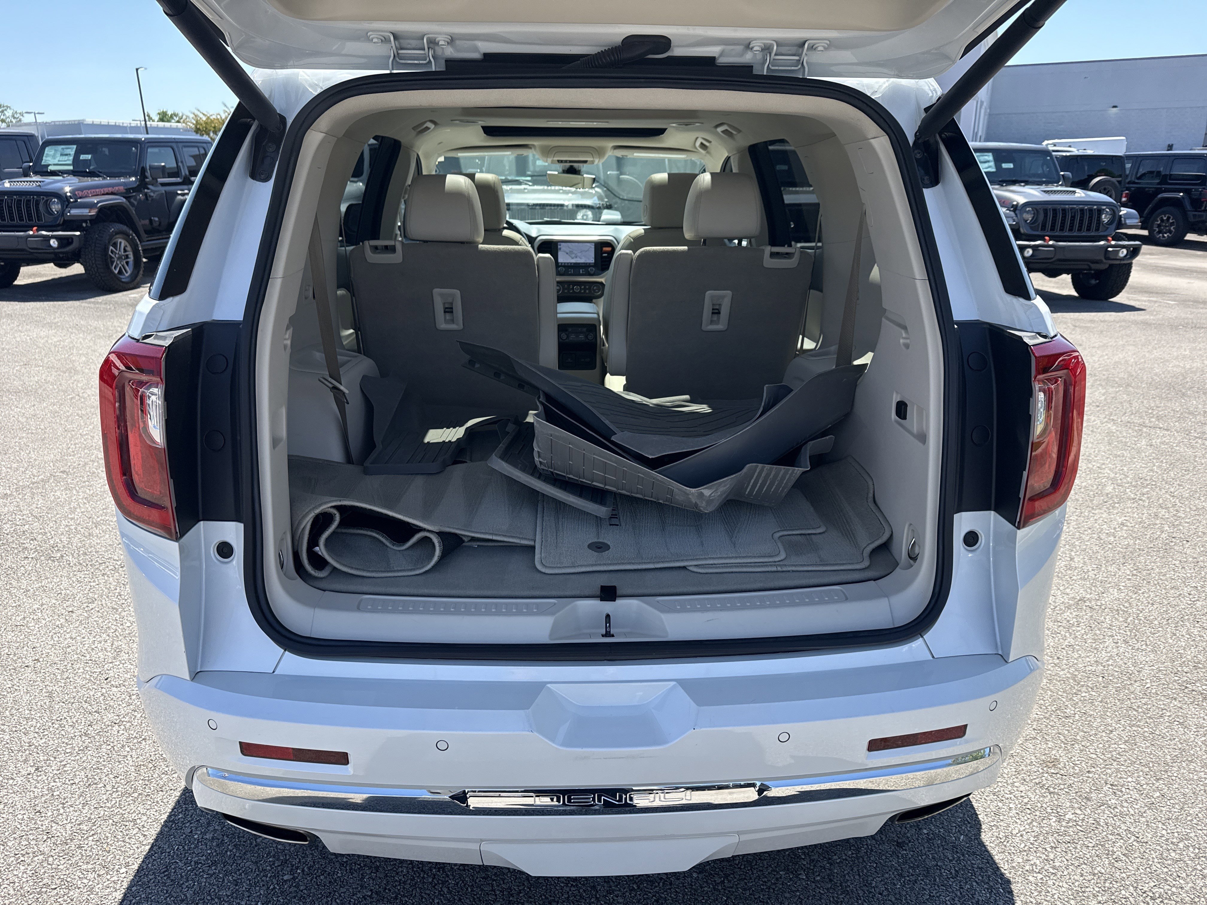 Used 2022 White Frost Tricoat GMC Denali image 20