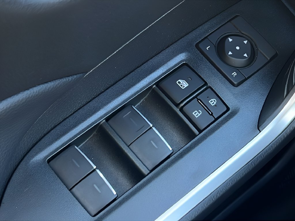 Used 2023 Wind Chill Pear Toyota Hybrid SE image 19