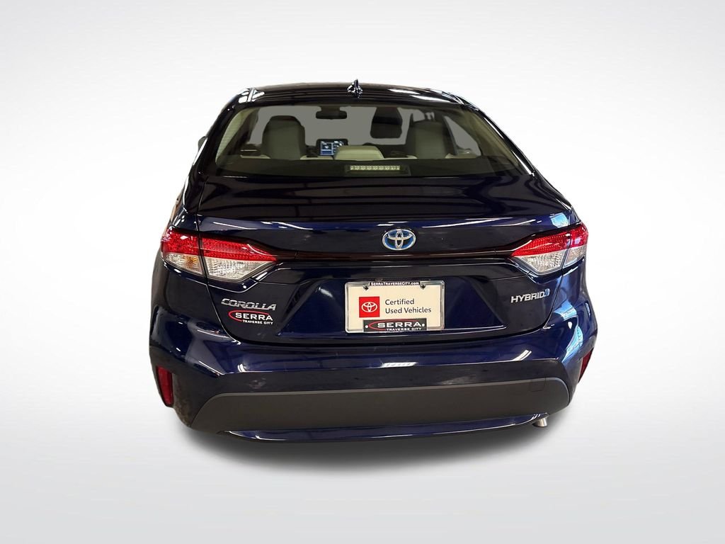 Used 2022  Toyota LE image 4
