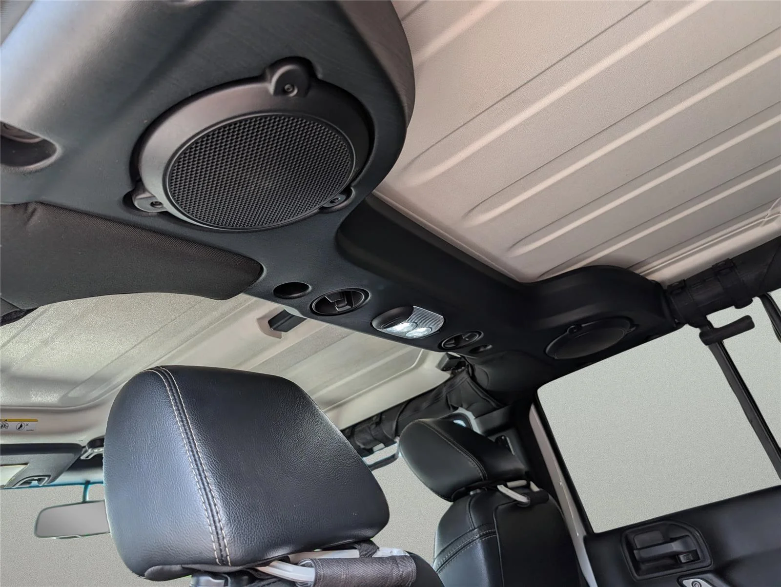 Used 2014 Bright White Clearcoat Jeep Sahara image 28