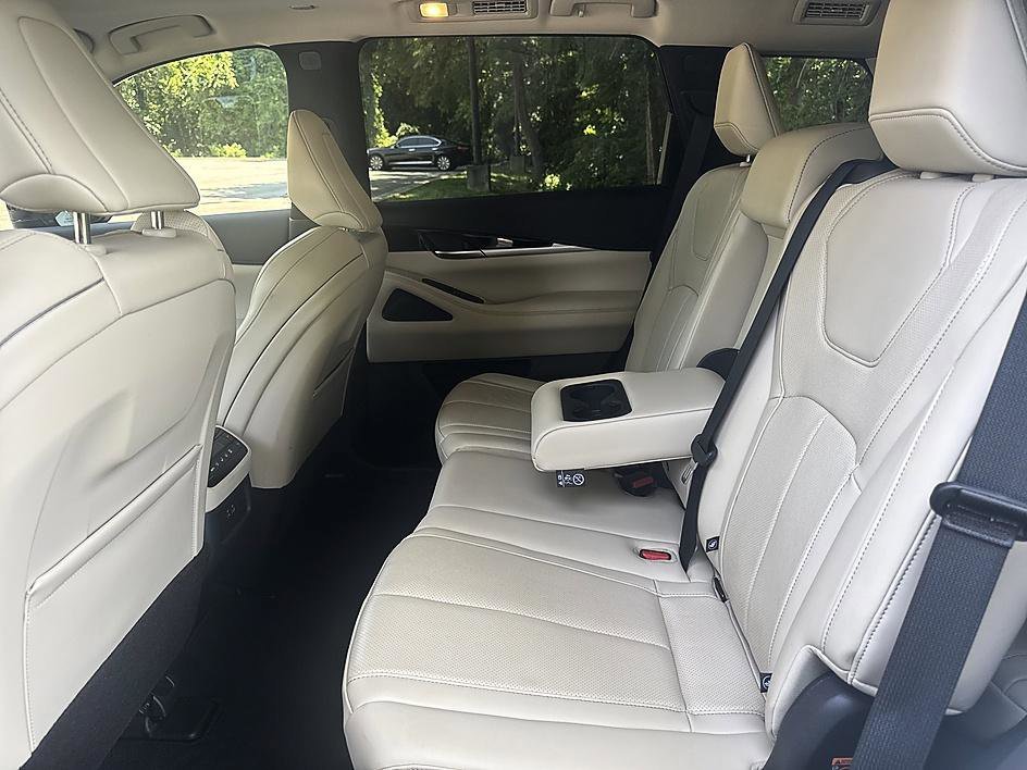 Used 2025 Glacier White INFINITI PURE image 12