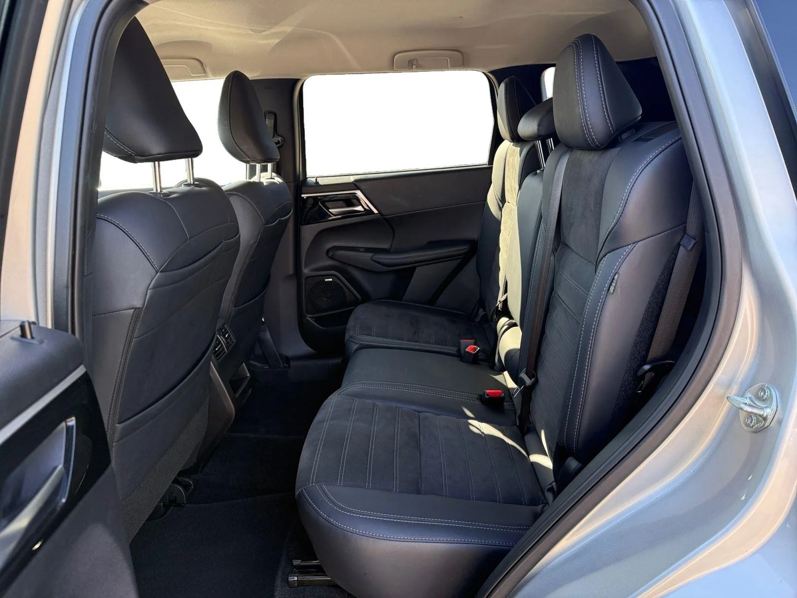 Used 2025 Alloy Silver Metallic Mitsubishi SE image 19