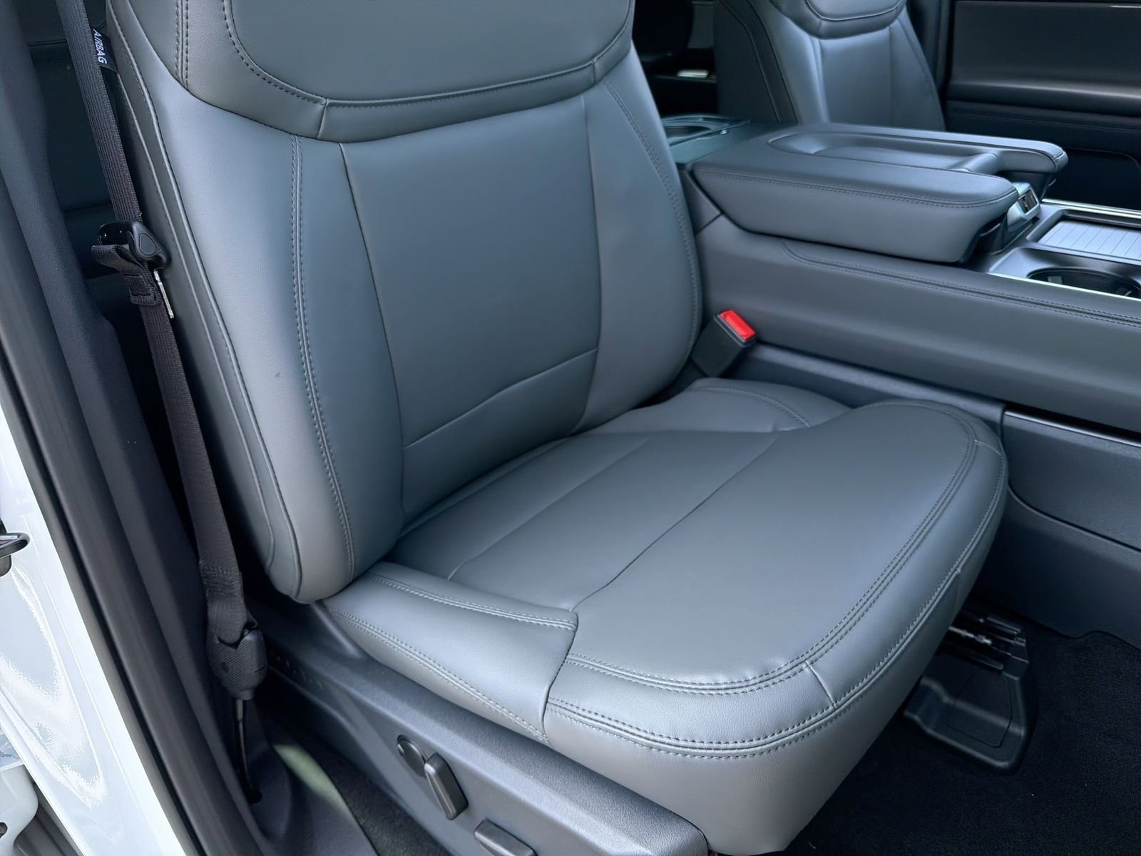 New 2026 Oxford White Ford Active image 23