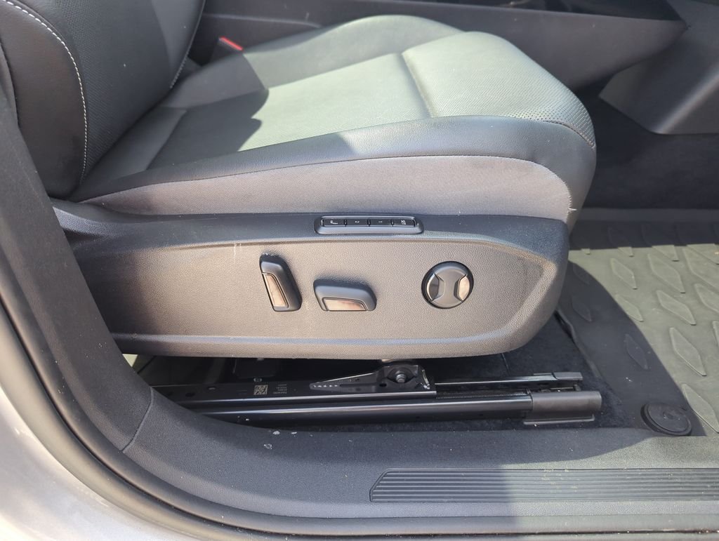 Used 2023 Silver Volkswagen Pro S image 39