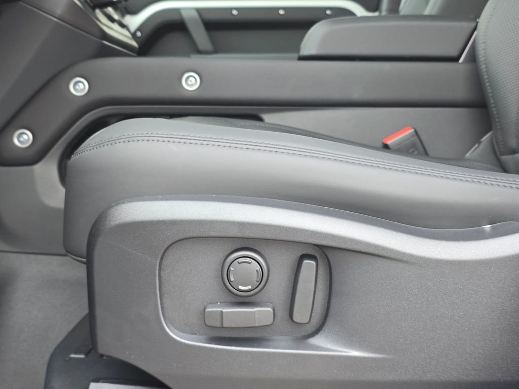 New 2026 Fuji White LAND ROVER X-Dynamic SE image 30