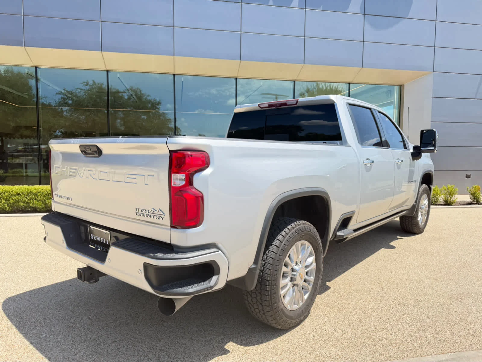 Used 2021 Silver Ice Metallic Chevrolet High Country image 4