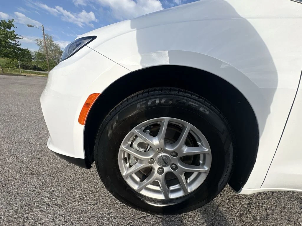 Used 2024 White Chrysler Touring L image 17