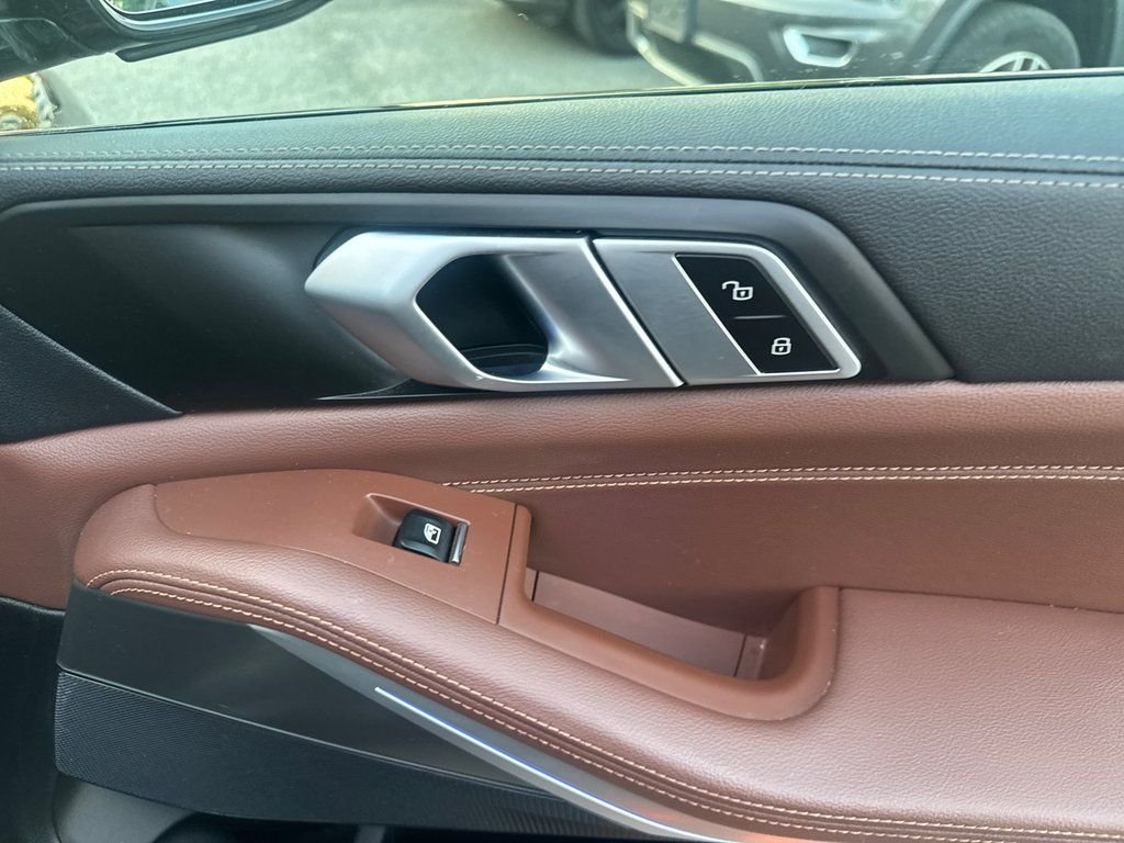 Used 2022 Black BMW xDrive40i image 14