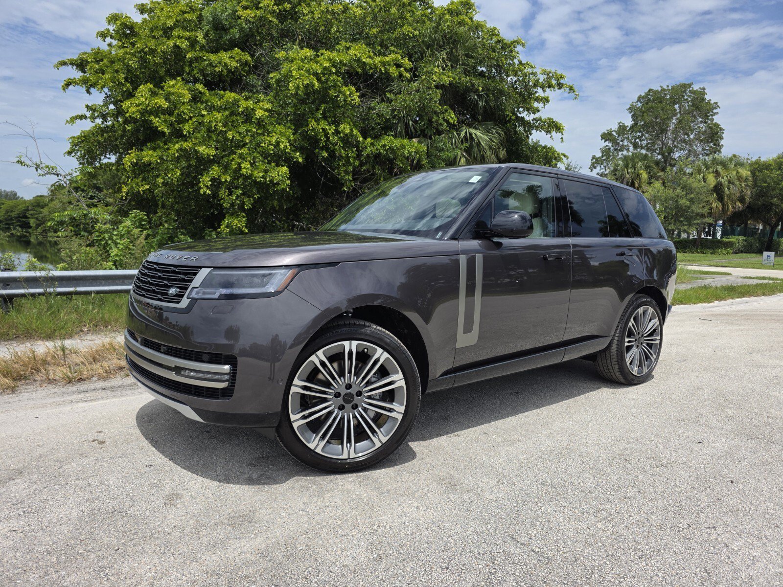 New 2026 Charente Grey LAND ROVER SE image 1