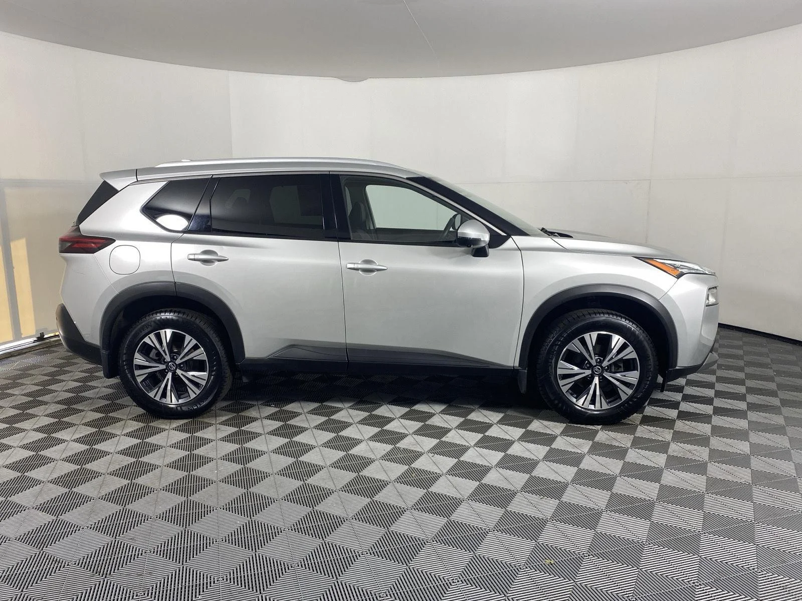 Used 2021 Brilliant Silver Metallic Nissan SV image 10