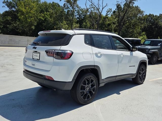 New 2026 Bright White Clear-Coat Exterior Paint Jeep Latitude image 9