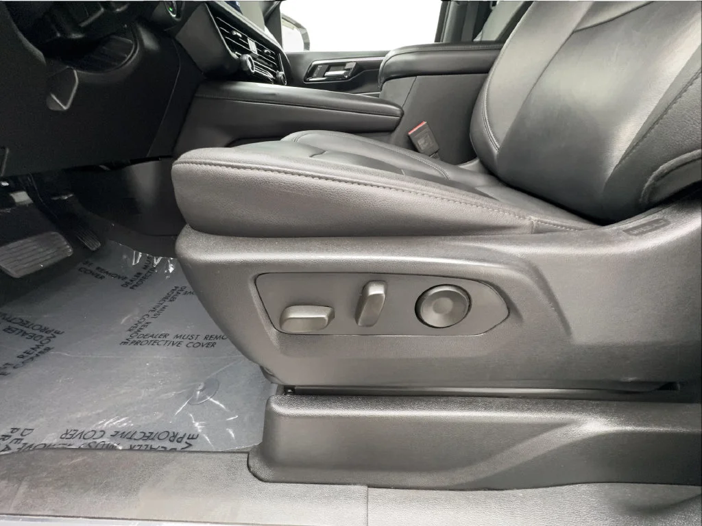Used 2025 White Chevrolet LT image 28