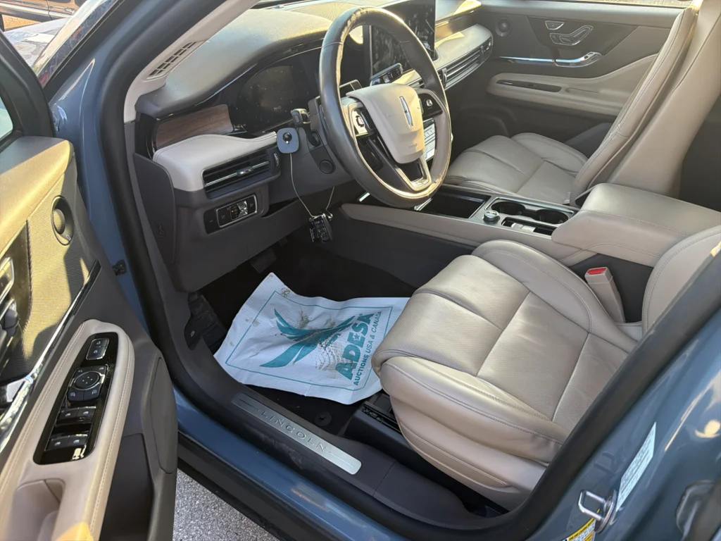 Used 2024 Whisper Blue Metallic Clearcoat Lincoln Reserve image 3