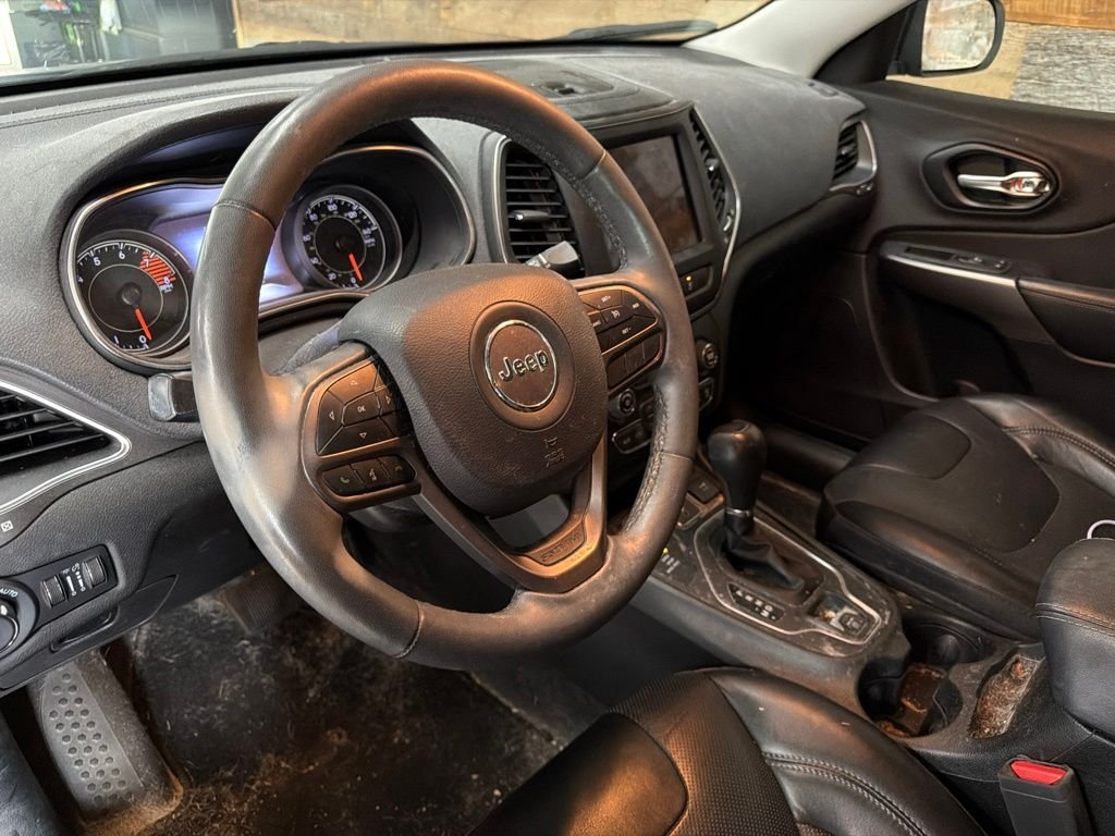 Used 2022 Gray Clearcoat Jeep Latitude Lux image 10