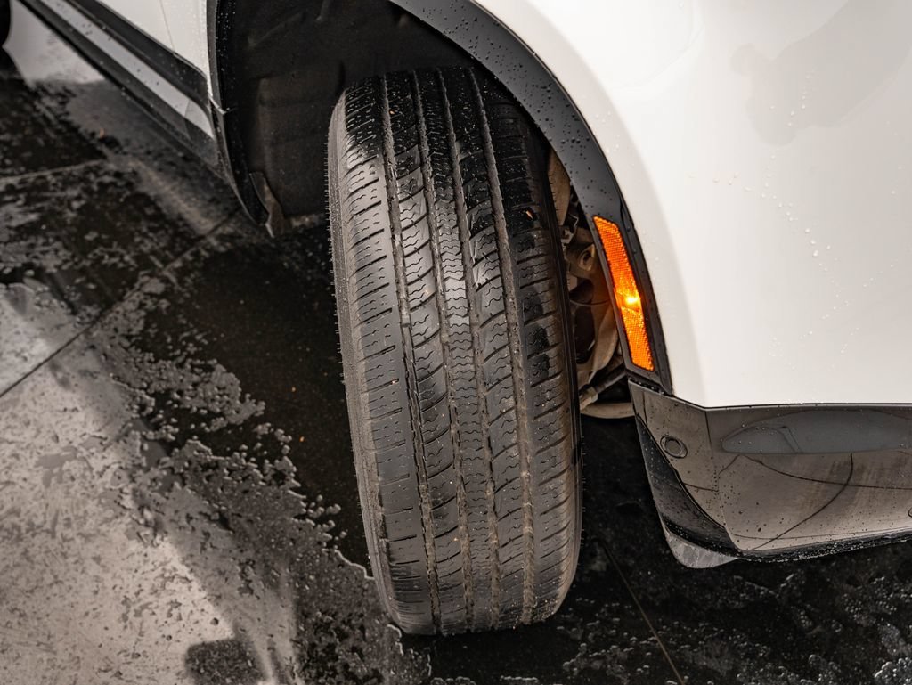 Used 2024 White Land Rover X-Dynamic SE image 55