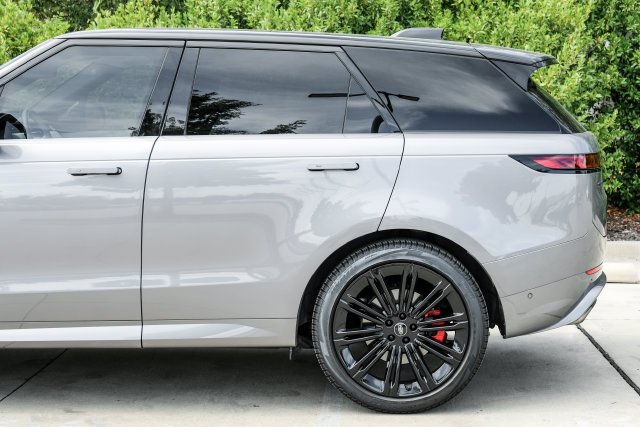 Used 2024  Land Rover Dynamic SE image 14