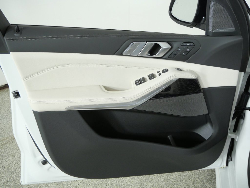 Used 2027 White BMW xDrive40i image 37