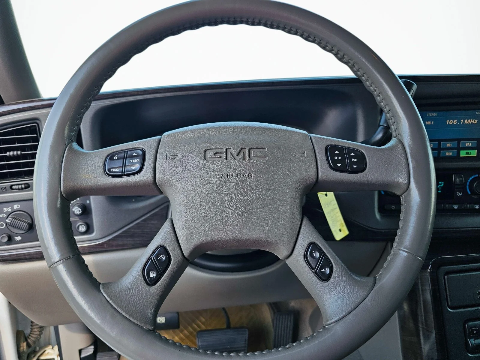 Used 2005 Summit White GMC Denali image 21