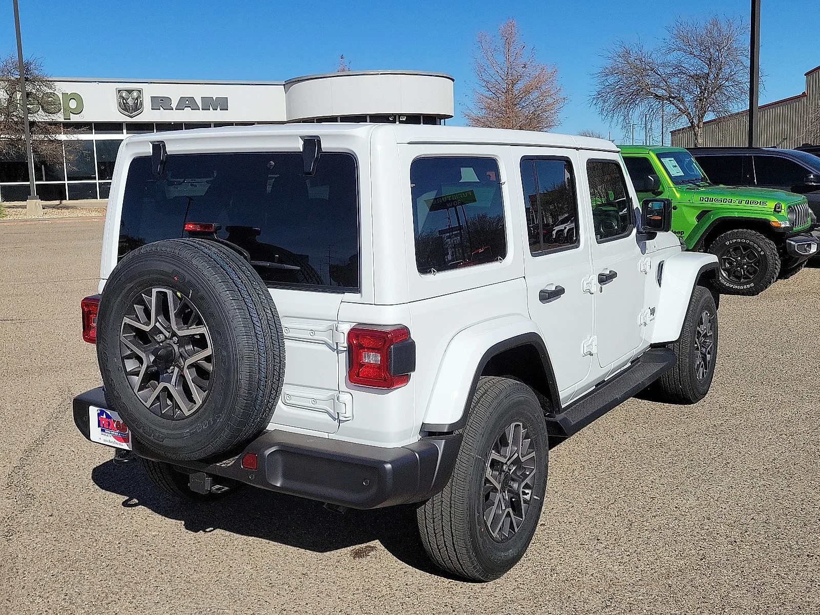 New 2026 PW7 Bright Whit Jeep 4-DOOR SAHARA image 4