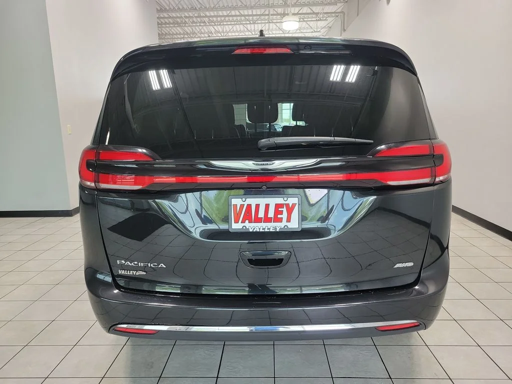 Used 2022 Black Chrysler Touring L image 9