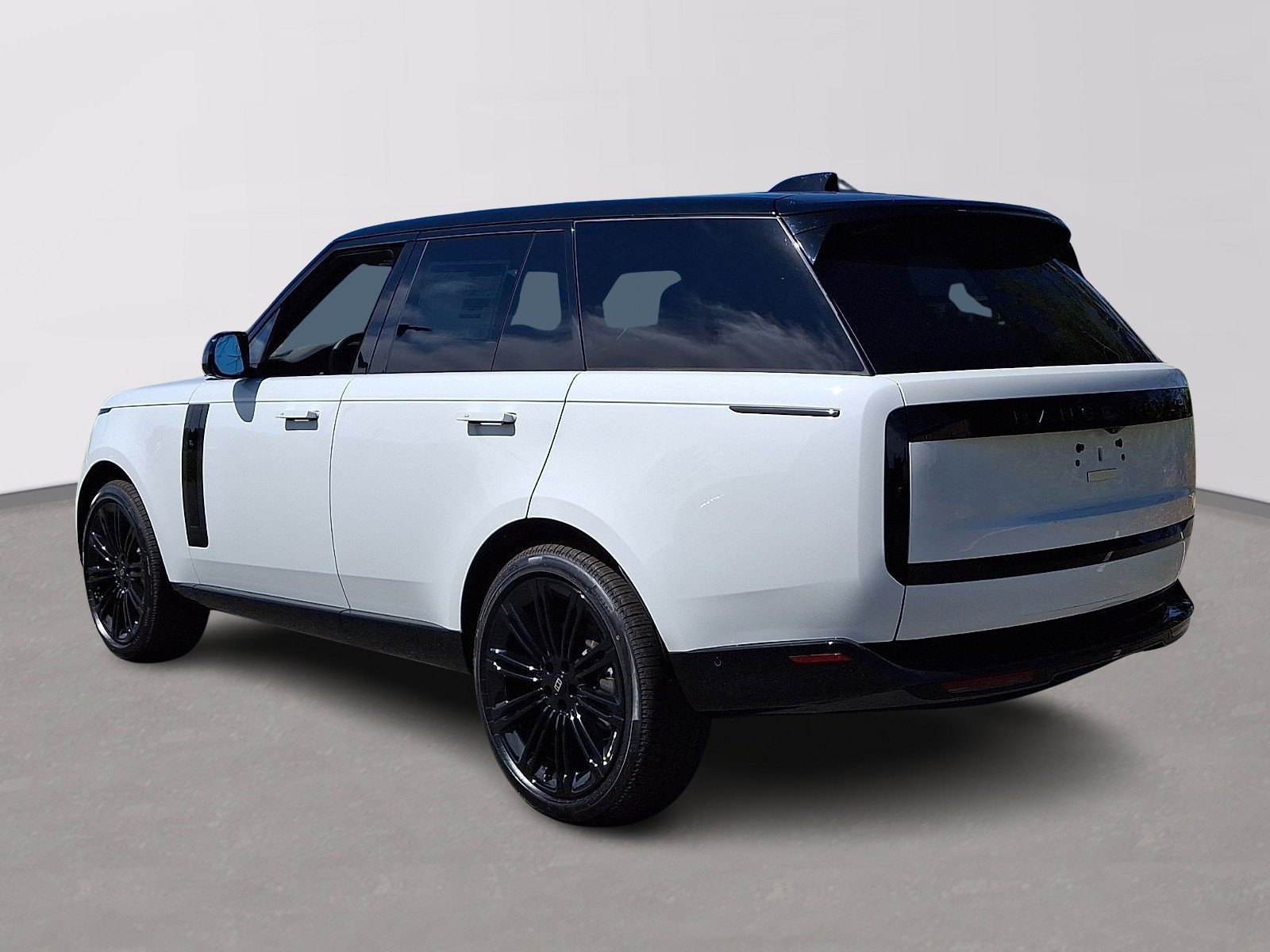 New 2027 Fuji White Land Rover  image 4