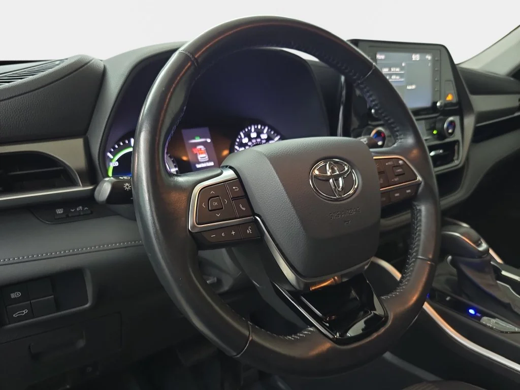 Used 2020  Toyota LE image 18