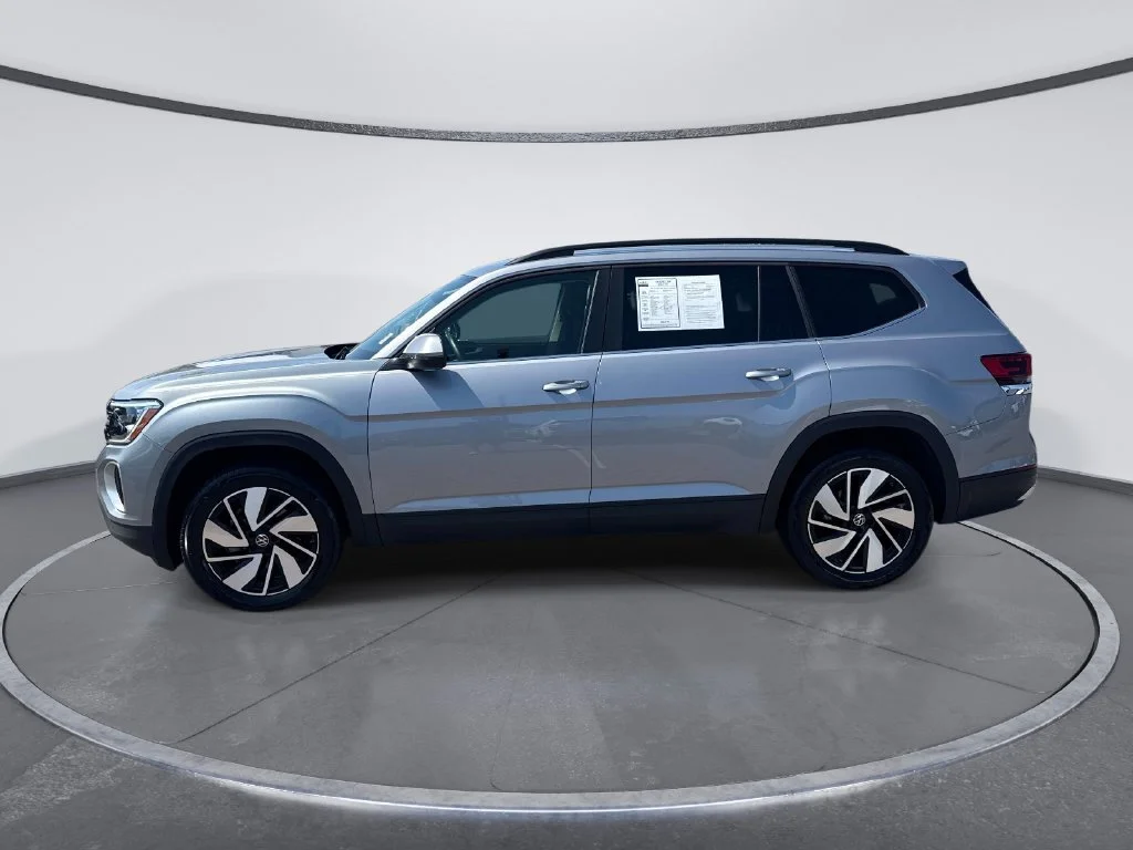 Used 2025  Volkswagen 2.0T SE w/Technology image 4