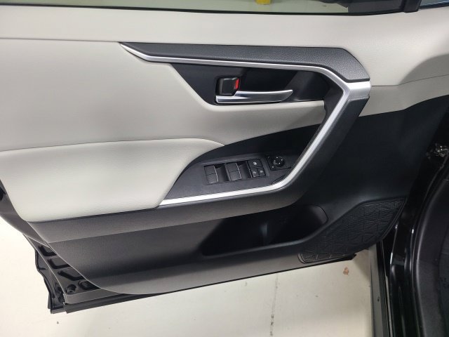 Used 2020 Midnight Black Metallic Toyota XLE Premium image 21