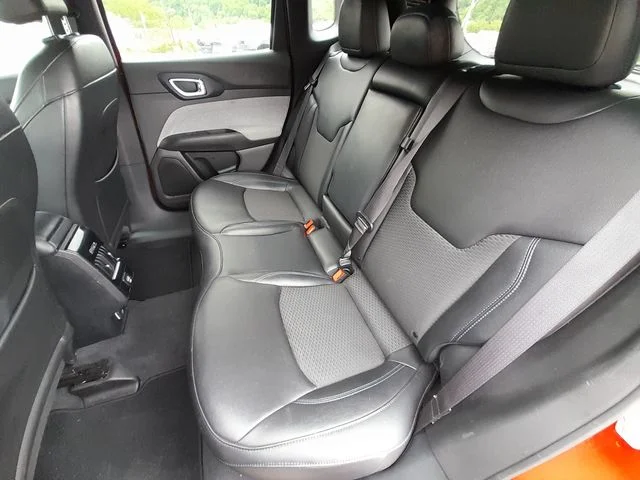 Used 2024  Jeep Latitude image 35
