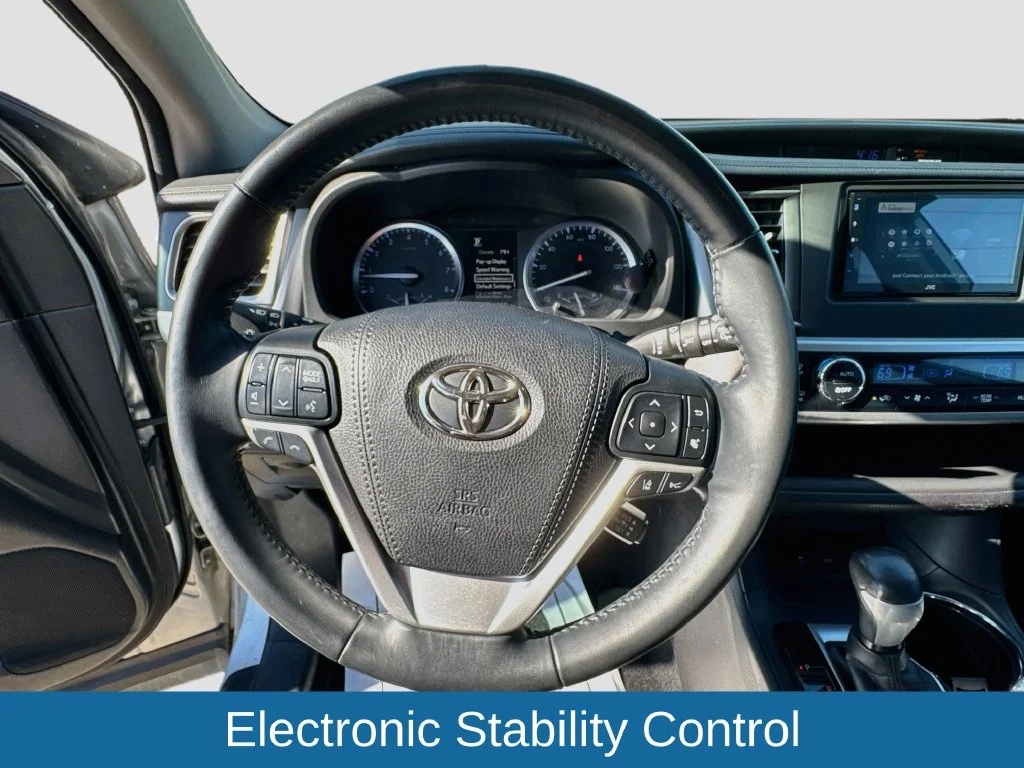 Used 2018 Silver Toyota SE image 12