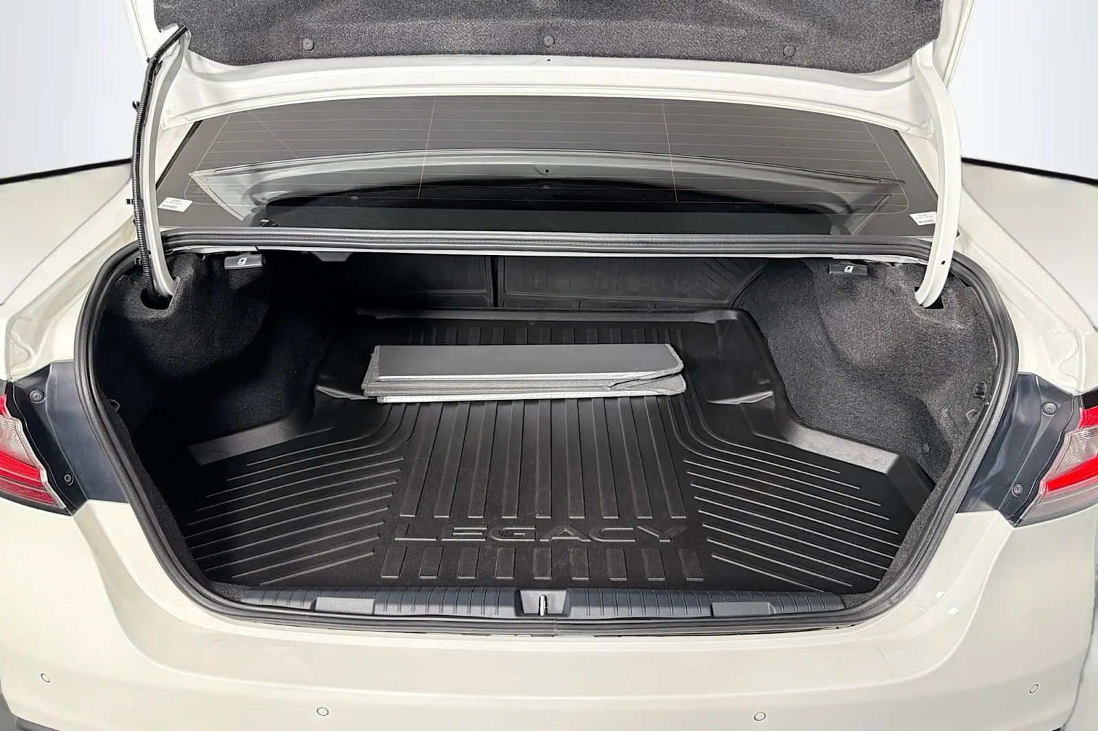 Used 2024 Crystal White Pearl Subaru Limited image 23