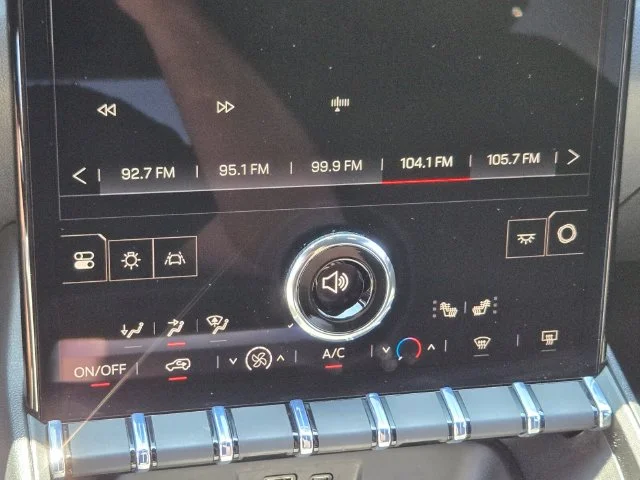 Used 2025 White GMC Elevation image 27