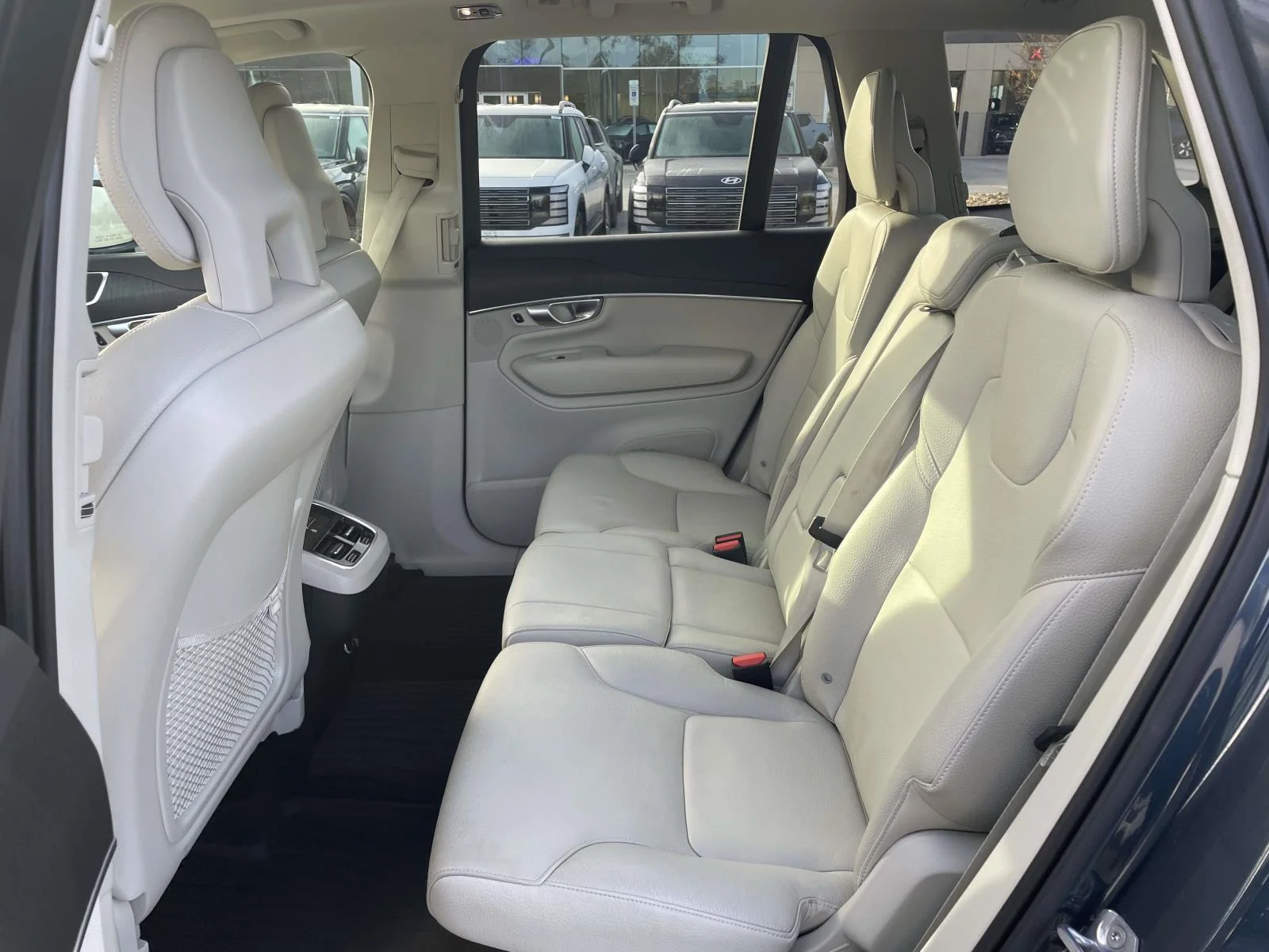 Used 2020 Denim Blue Metallic Volvo Momentum image 3