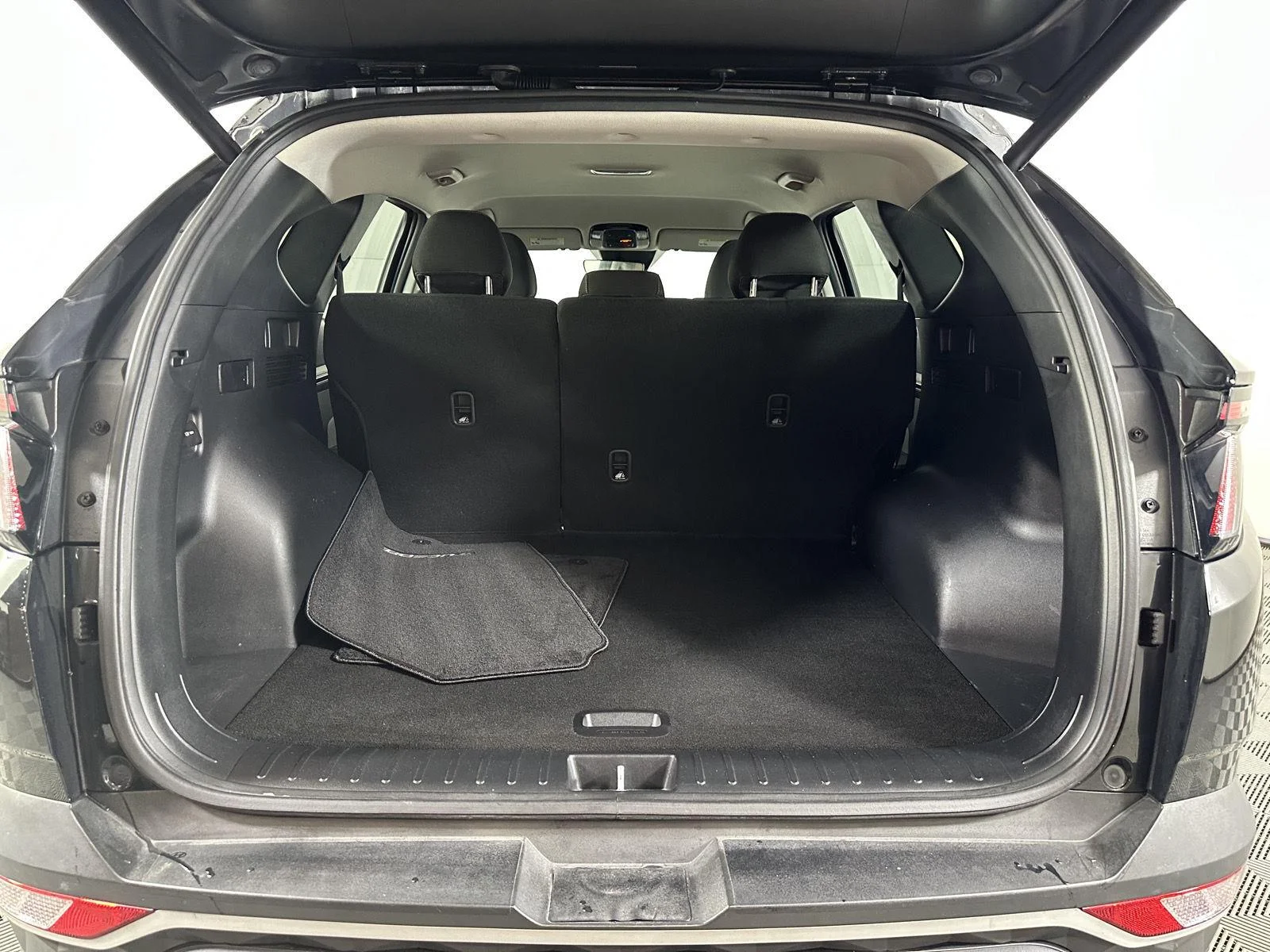 Used 2023 Phantom Black Hyundai SEL image 8