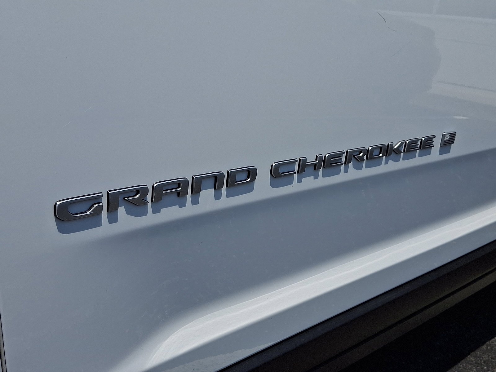 New 2026 Bright White Clear-Coat Exterior Paint Jeep Limited image 19