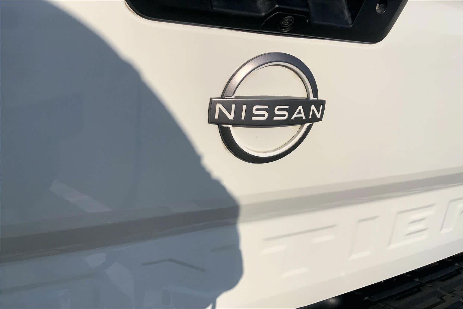 Used 2022 Glacier White Nissan S image 8