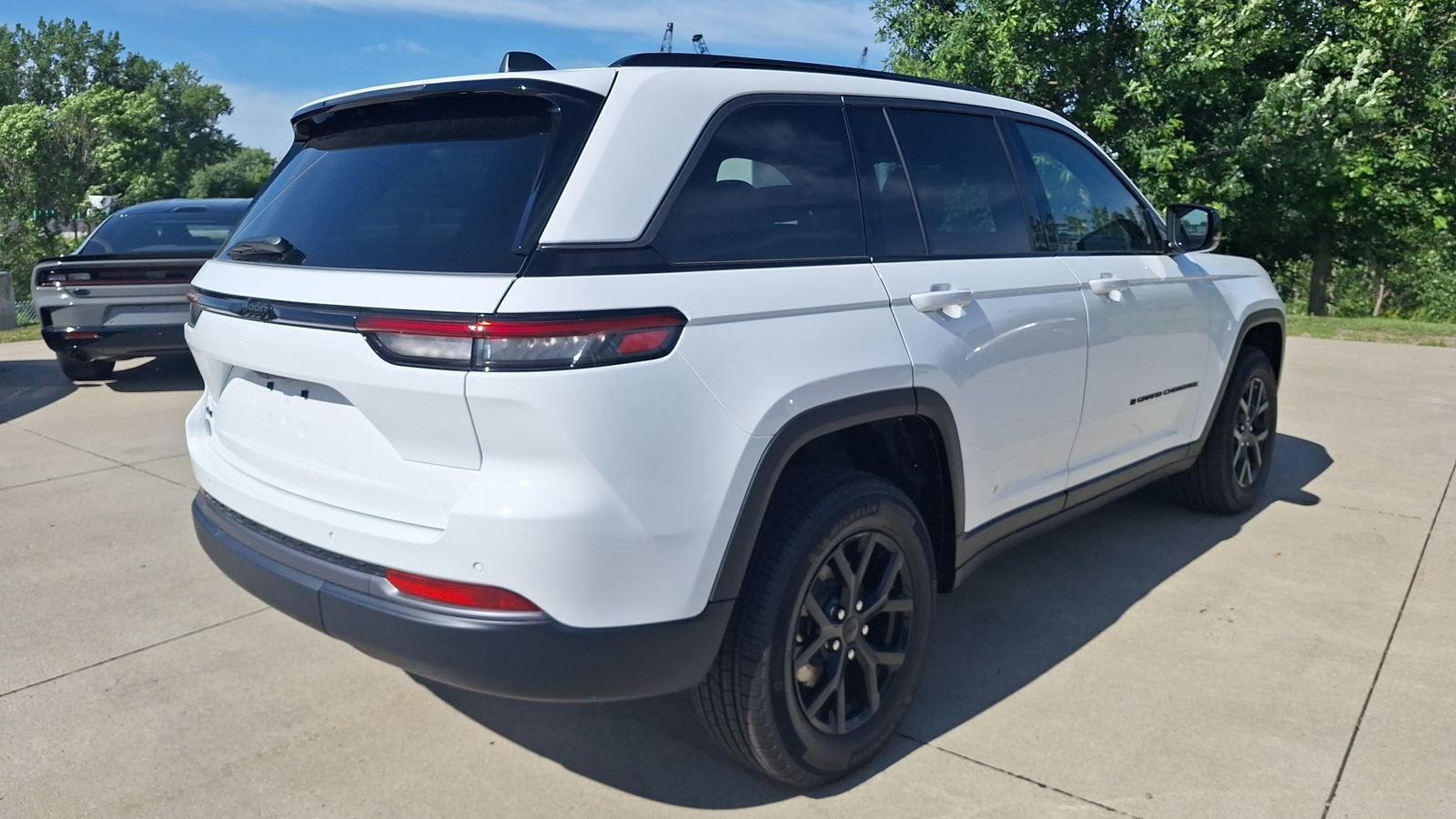 New 2026 Bright White Clear-Coat Exterior Paint Jeep Altitude image 4